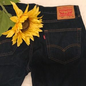 dark wash levi's jeans